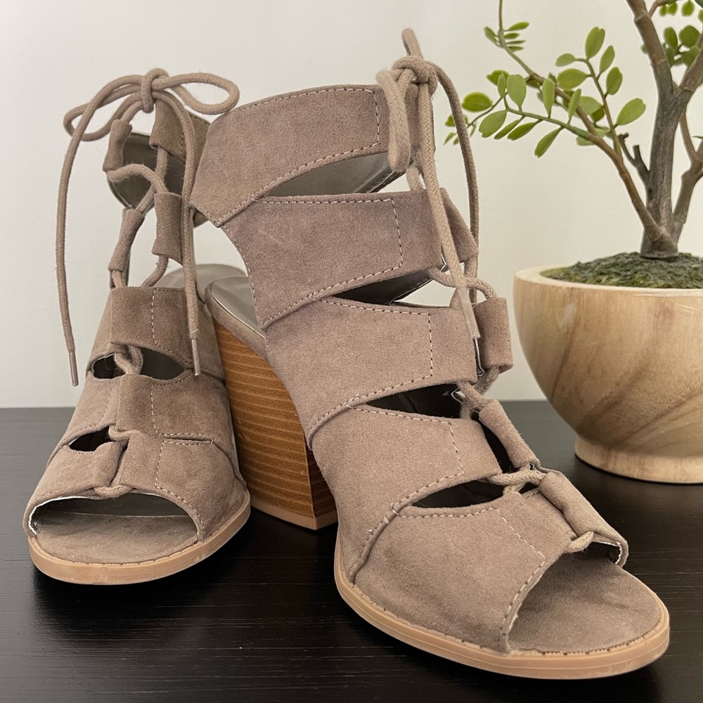 Cut out laced up block heel sandals taupe color soft vegan suede size 6